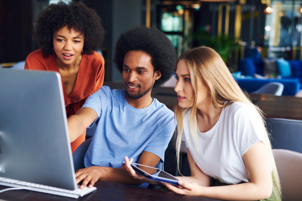 Jovens artistas e produtores escrevendo projeto na Lei Rouanet